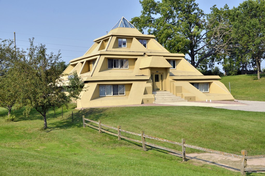 Pyramid House | The Pyramid House is apparently a rental pro… | Flickr