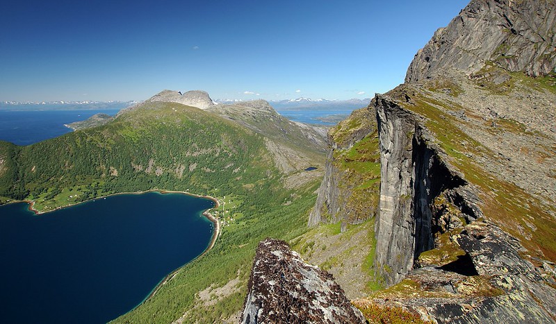20160630-197F | Am Aussichtsfelsen Kjerna (650 m), Ofoten. Unten der Tysfjord, in der Nähe der Valletinden (883 m) und Rundtinden (798 m), in der Ferne links die schneebedeckten Berge der Lofoten, rechts die der Vesterålen. Nordland / Norwegen, 30.06.2016