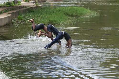 india tamilnadu thalaiyanai nellai tirunelveli boys youth discoverindia fun water enchantingtamilnadu travel nikon d90 iamnikon dive