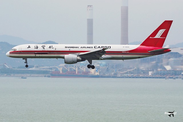 Shanghai Airlines Boeing 757-26D(PCF) B-2809.