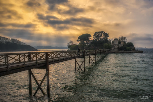 castillo santa cruz puente atarceder nubes sol galicia coruña