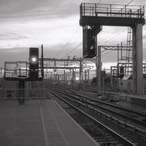 olympus 35rc 35 rc film 35mm monochrome bw blackandwhite bwfp fomapan 200 rodinal sunset reading railway railroad rail station platform signals wires