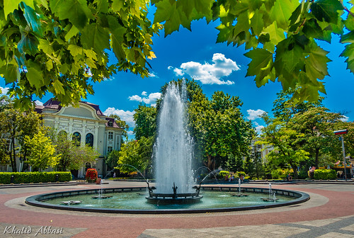 sonydscrx100m3 plovdiv bulgaria townsquare landscape stefanstambolovsquare fountain sky blue green wideangle travelphotography trees leaves summer outdoors water clouds norwaymapletree