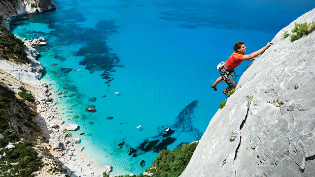 I 5 posti più belli per l'arrampicata sportiva al mare in Italia