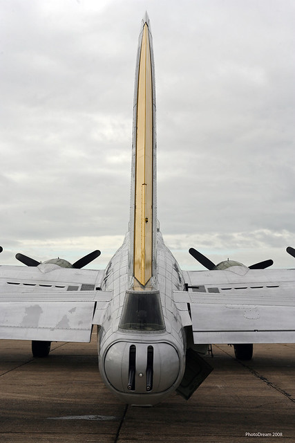 Le regretté Boeing B-17 Liberty Belle seen at Duxford 2008_58 mod et ret