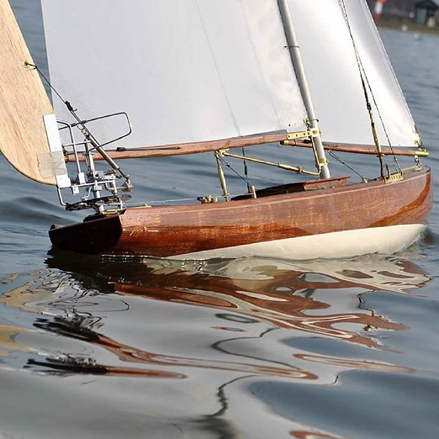 sailing pond yachts