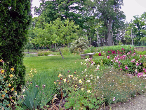 Adena Mansion by Maia C, <a href="https://www.flickr.com/photos/maiac/sets/72157654173280091">View the album.</a>

The garden