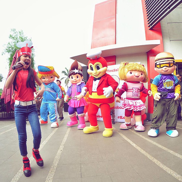 Cancelling my morning clinic was worth it... hehe.. witnessing as my favorite childhood jingle launched again and sung by one of the best child performer of today... @darlenevibaresra  #iLoveYouSabado  #Jollibee #Jollytown #TheKidinMe #cebu #Mandaue #park