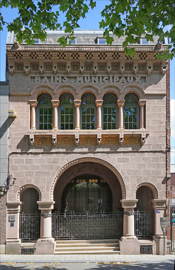 L'entrée des anciens bains municipaux de Roubaix (musée d'art et d'industrie)