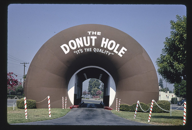 The Donut Hole, straight-on view, no cars, Amar Road, La Puente, California (LOC)