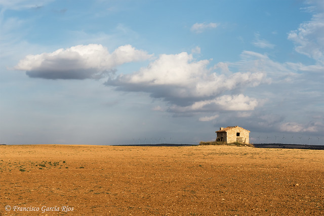 La soledad del llano manchego. / The Solitude of the Plains of La Mancha.
