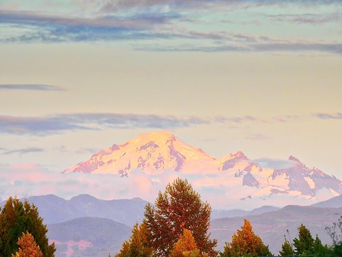 landscape mountainscape outdoor mountain mtbaker mountbaker baker aldergrove bc trees rollinghills clouds hazysky