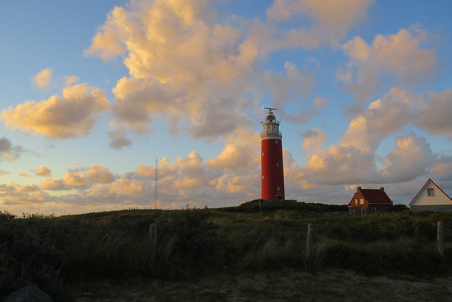 Leuchtturm auf der Nordseeinsel Texel bei Sonnenuntergang