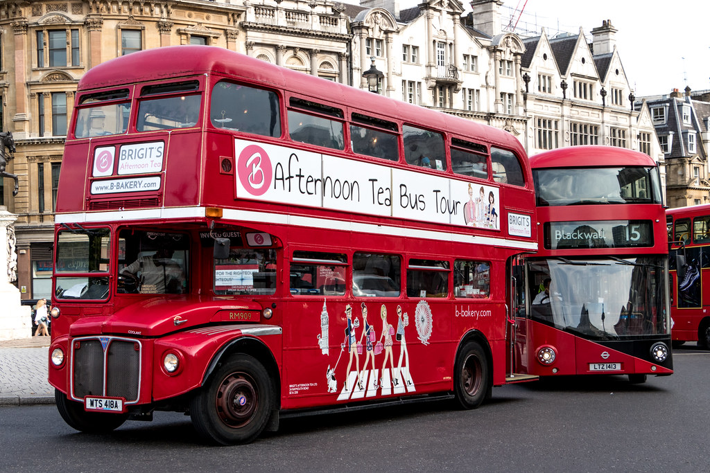 London red bus -RM909  1961 AEC Routemaster