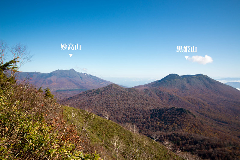 高妻山から見える黒姫山と妙高山