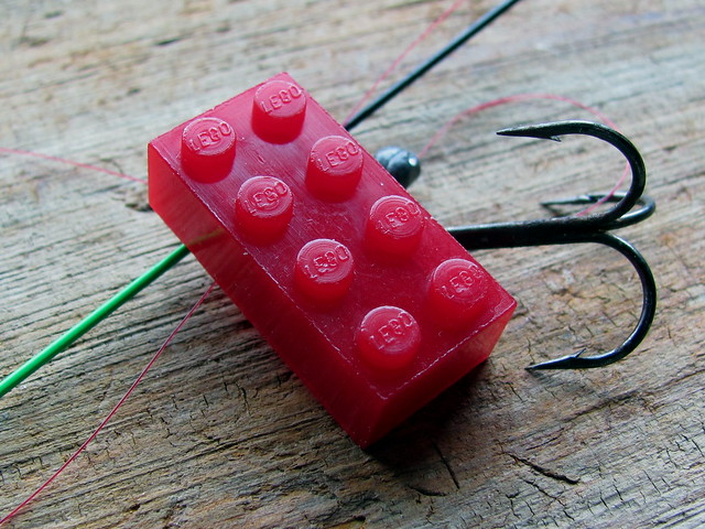 Lego Bayer old logo - a kind of "fishing lure semi transish signal red"