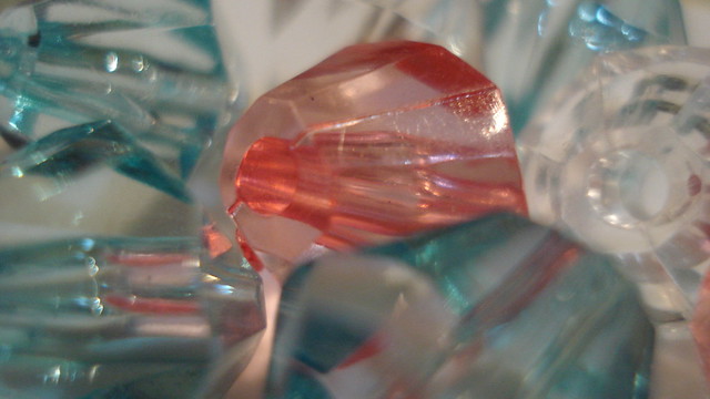 Diamante rojo, destacado, de plástico