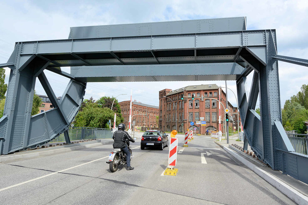 1065 Klappbrücke am Veritaskai / Veritaskaibrücke an der Bahnhofsinsel in Hamburg Harburg - die Brücke führt über den Östlichen Bahnhofskanal; im Hintergrund die historische Industriearchitektur.