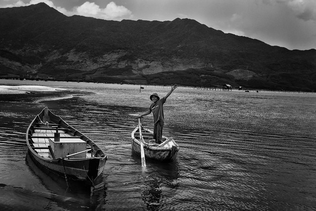 Fisherman in Lang Cô lagoon
