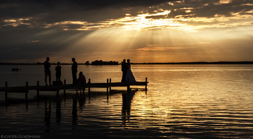 wedding steinhudermeer sunset pier steg silhouette candid people abstauberfoto unterwegsmitmoni accidentalweddingphotographer
