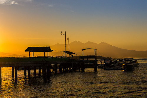 morning sunrise mountain pier gilitrawangan island gunungrinjani boat pulaulombok indonesia sea seaside pemenang nusatenggarabarat インドネシア id