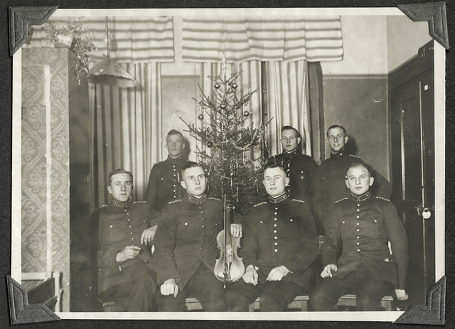 Archiv IN299 Polizist und Kameraden, Weihnachten, Sensburg Ostpreußen, 1925-1929