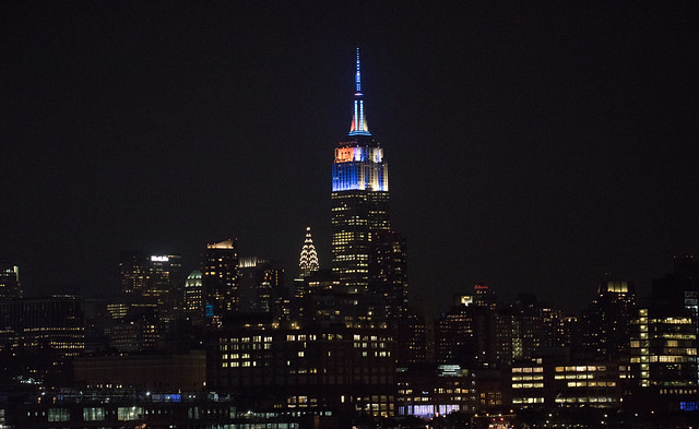 The Empire State Building is split in Mets and Yankees colors for the Subway Series.