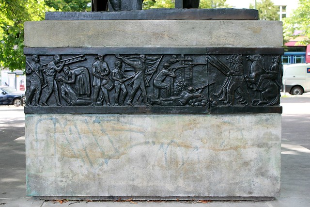 Fries am Heinrich-Heine-Denkmal im Volkspark am Weinbergsweg