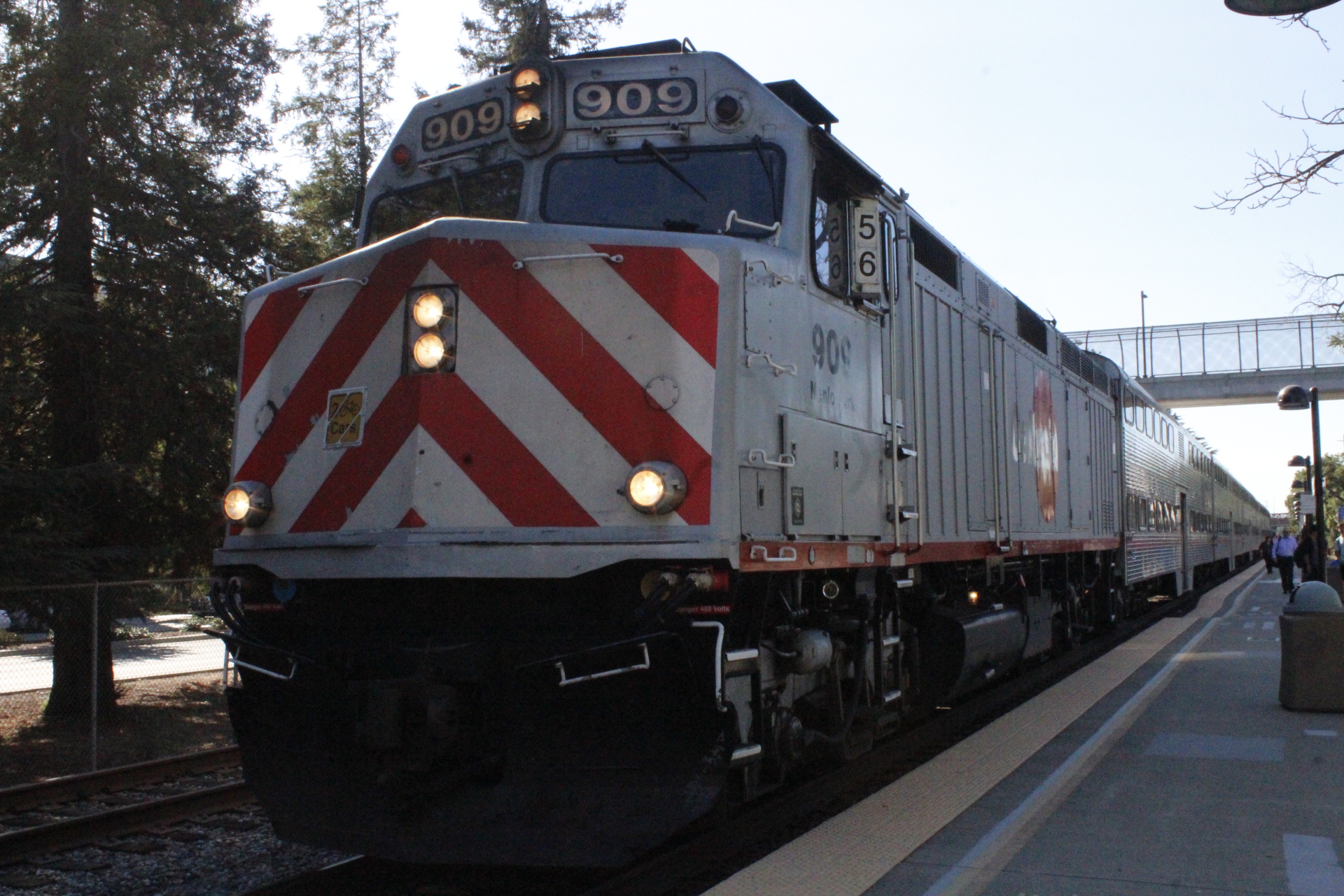 Caltrain locomotive unit 909, Menlo Park, leading a southbound train to Gilroy at Blossom Hill Station