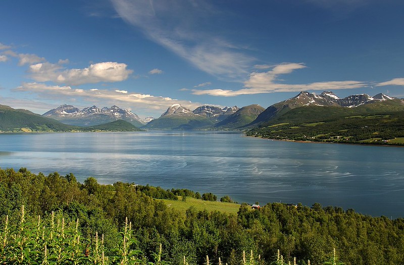 20160704-065P | Blick über den Balsfjord auf die Lyngen-Alpen. In Bildmitte der markante Blåtinden (1180 m), rechts der Henriktinden (1127 m). Troms / Norwegen, 04.07.2016