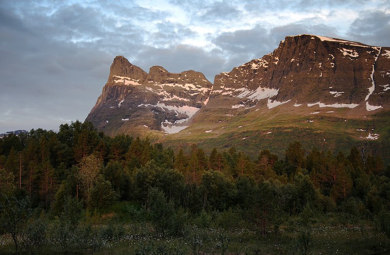 20160704-038F | Mitternachtssonne im Signaldalen, Blick zum Otertinden (Ivvárasággi, Čavkosvárri, 1356 m). Troms / Norwegen,. Troms / Norwegen, 04.07.2016