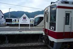 会津田島駅より南は電化され、東武からの直通電車が運行中。特急リバティ会津号が浅草・北千住から直通運転している