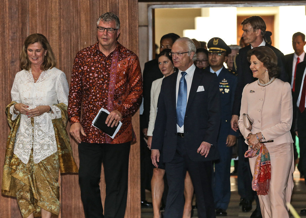 CIFOR Director General Peter Holmgren, second left, his wife Ann-Sofie, left, King Carl XVI Gustaf, center, and Queen Silvia, right,...