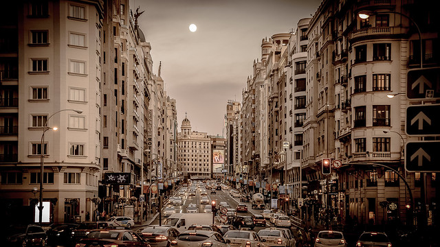 Gran Vía con luna