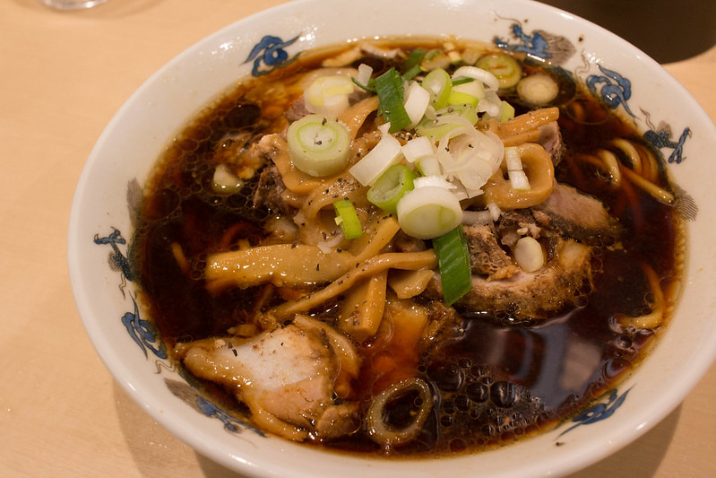 富山駅のブラックラーメン