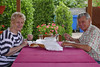 Mittagessen der Heimathausbesucher Elisabeth Martini und Hans Mathis in der Gartenlaube