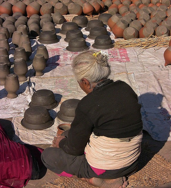 NEPAL , Bhaktapur, Tempel , Pagoden usw. , alte Frau am Töpfermarkt und - handwerk, (serie) 16453/8793