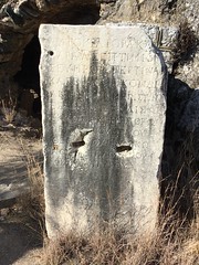 Στήλη με επιγραφή στη σπηλιά του Σύλλα, Λουτρά Αιδηψού, βόρεια Εύβοια