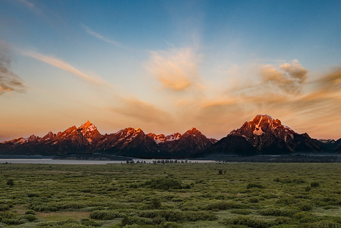 tetons teton grand mountain mountaintop mountains plains plain national park dawn early morning sun sunshine color seren beautiful summer landscape wild wilderness vacation sky clouds wyoming jackson usa united states colors red nature real west