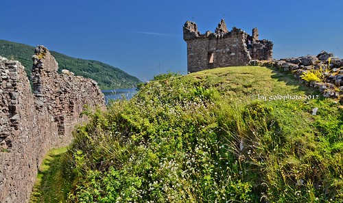 lochness scotland urquhart castle ruine historic articcruise gemäuer sagenhaft hdr schottland highlands nessie