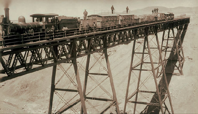 Viaducto sobre el Cañon del río Loa  cerca de Conchi, levantado para The Antofagasta Railway, Bolivia constituido en Londres en 1888 como Antofagasta (Chili) & Bolivia Railway Company en la época del auge salitrero.