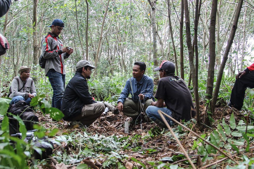 A CIFOR researcher discusses the use of Ground Pentrating Radar (GPR) to measure peat depth with professors and students from...