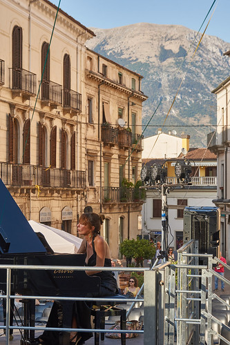 none sulmona aquila abruzzo italy city town music festival piano woman lady playing musicale street photography architecture mountain light sony nex5 musica streetphotography