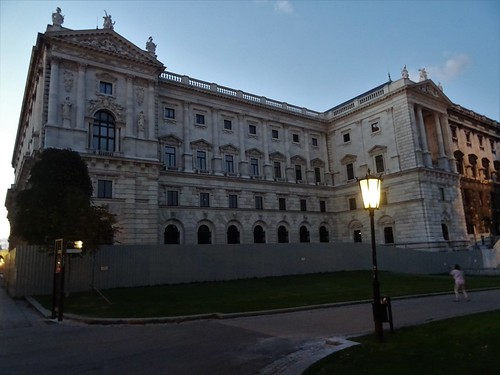 Wien, 1. Bezirk (the art of very historic public gardens and palace buildings in the core of downtown Vienna) - Hofburg/Burggarten (Alte Burg) | by Don Quijote de Viena