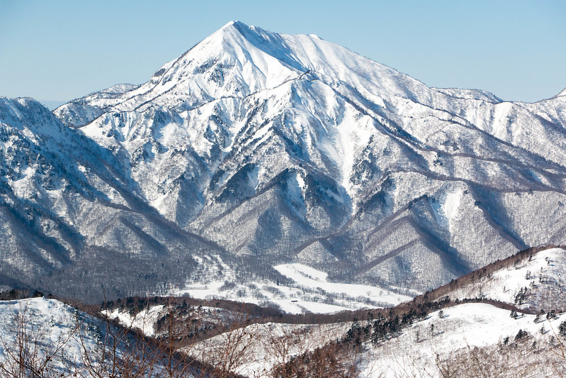 冬の飯縄山から見た高妻山