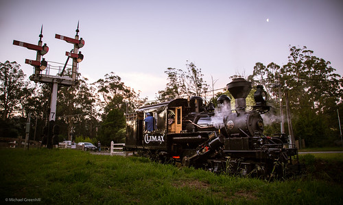 sunset moon night evening au australia trains victoria steam pbr climax menziescreek puffingbilly 1694 commissionersspecial