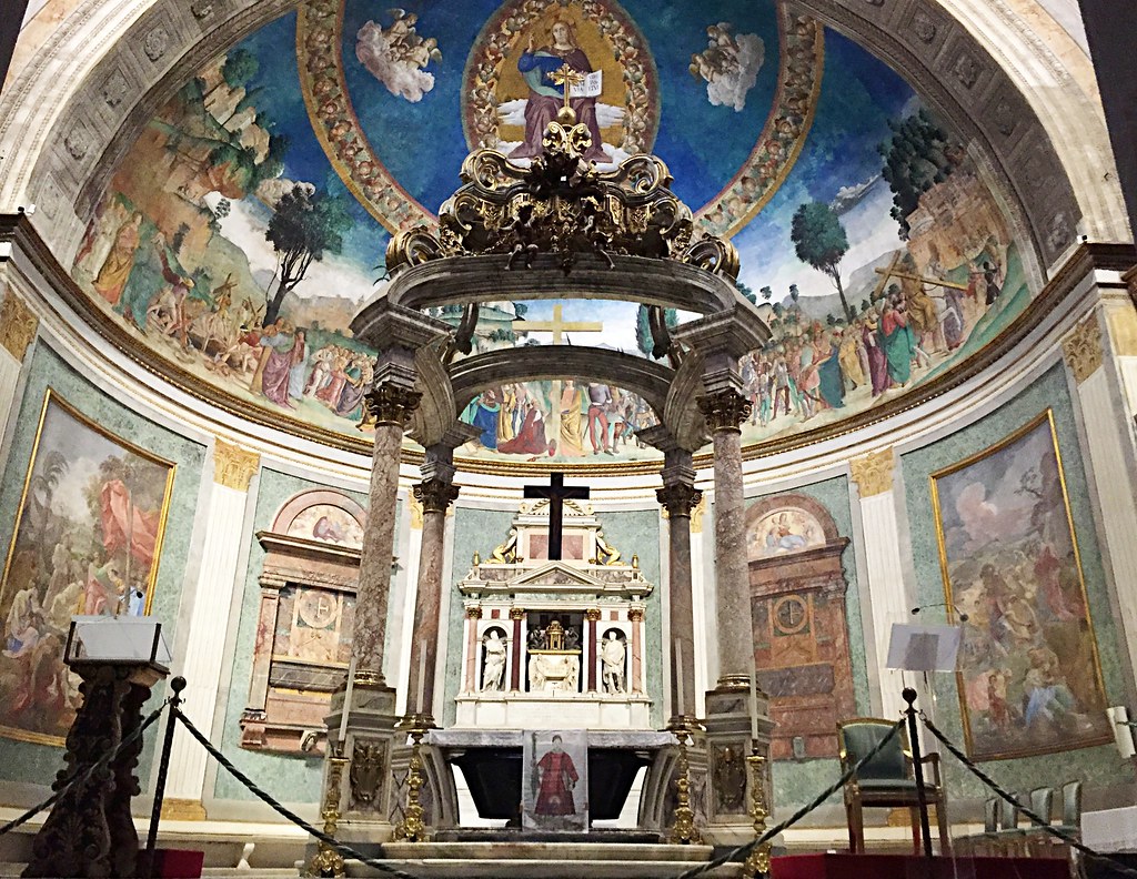 Roma, Basilica di Santa Croce in Gerusalemme, esposizione dell'icona di S. Cesario sulla mensa dell'altare maggiore con sottostante vasca in basalto contenente parte del corpo del diacono, 22 ottobre 2016 (Foto Daniela Matarazzo)