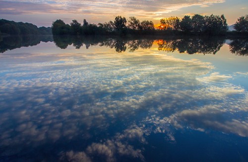 attenborough nature reserve river trent calm tranquil serene reflecting cloud sunrise dawn sun trees mirrorlike canon dslr 600 nottingham nottinghamshire england uk europe water sky