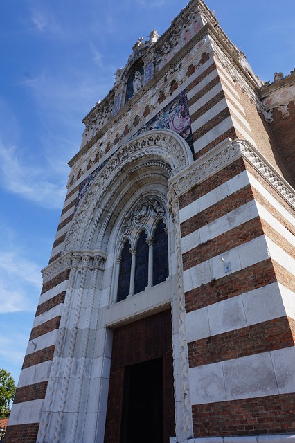 Eglise Notre-Dame de Lourdes, Rijeka : Façade principale
