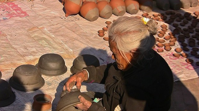 NEPAL , Bhaktapur, Tempel , Pagoden usw. , alte Frau am Töpfermarkt und - handwerk, (serie) 16454/8779